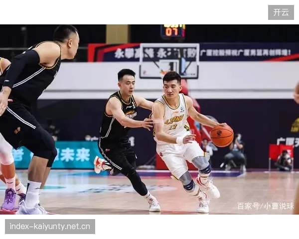 河南队跑位频率提高，攻势愈发猛烈